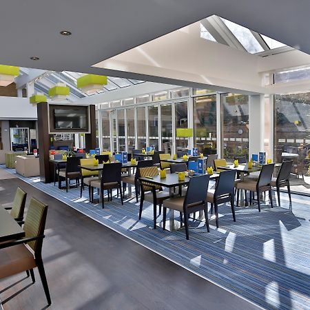 Holiday Inn Express Windsor By Ihg Exterior foto