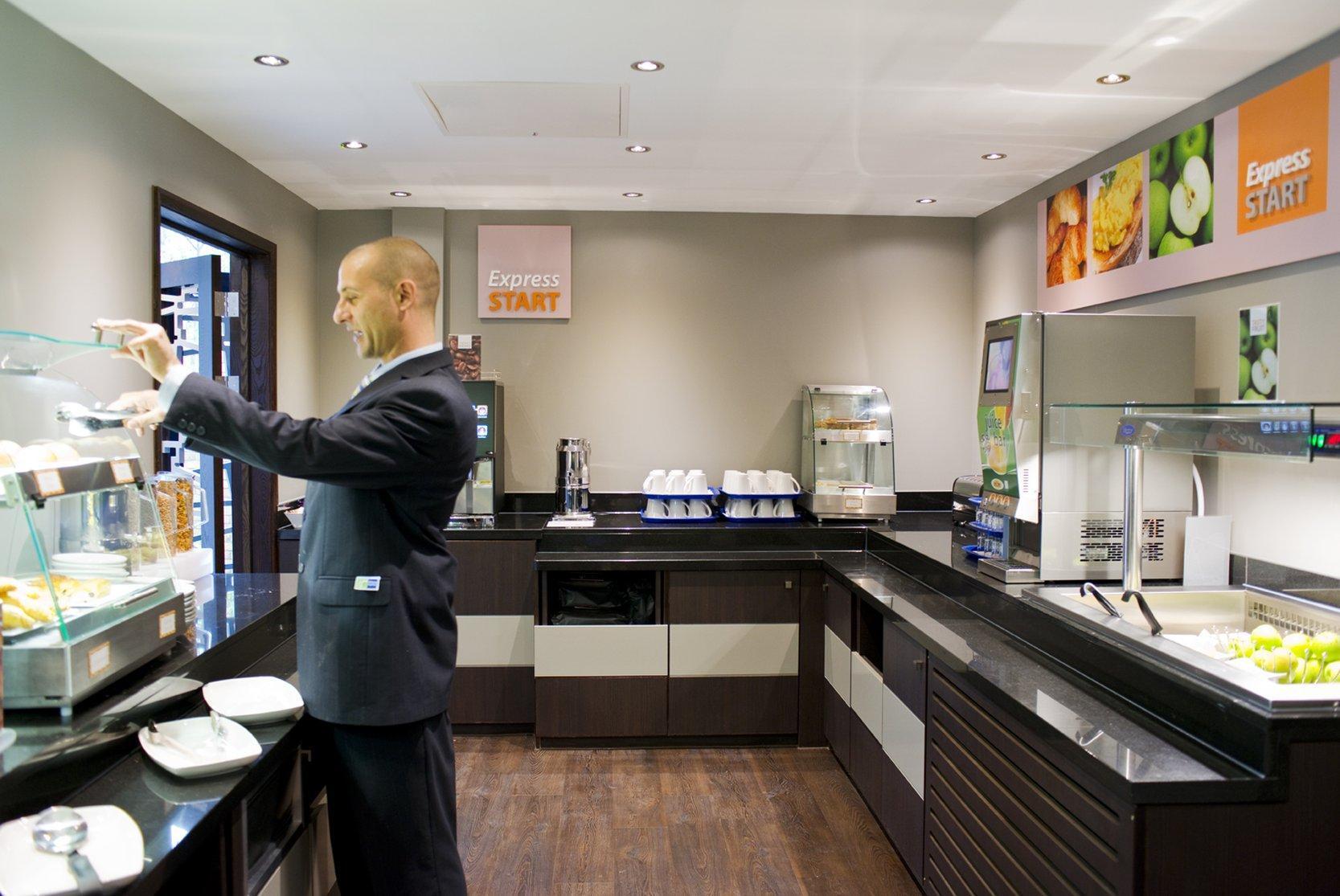 Holiday Inn Express Windsor By Ihg Exterior foto