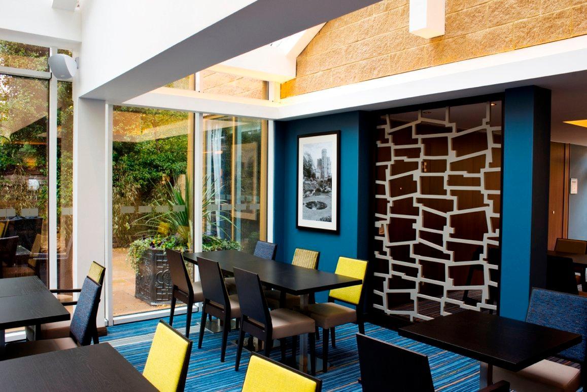 Holiday Inn Express Windsor By Ihg Exterior foto