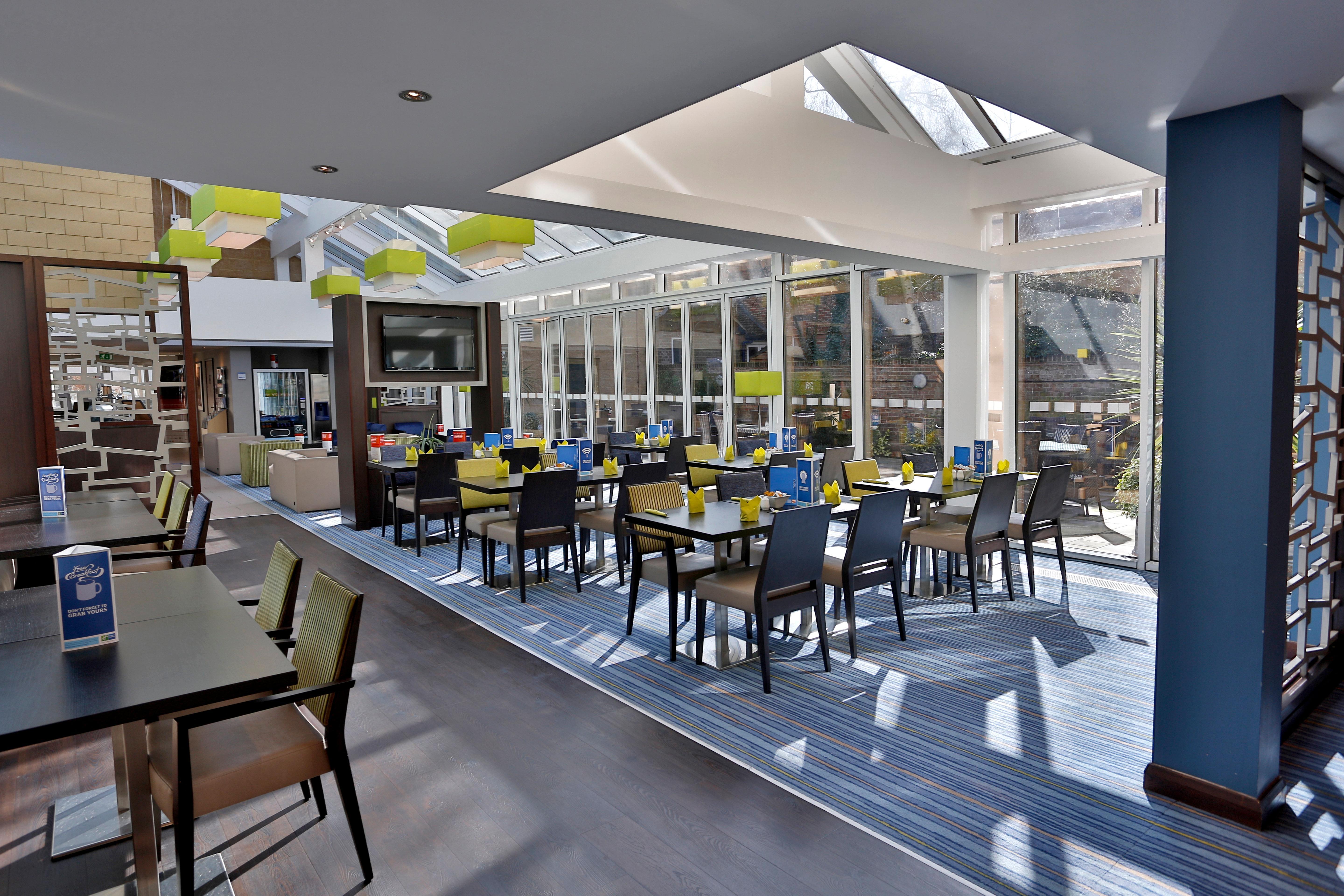 Holiday Inn Express Windsor By Ihg Exterior foto