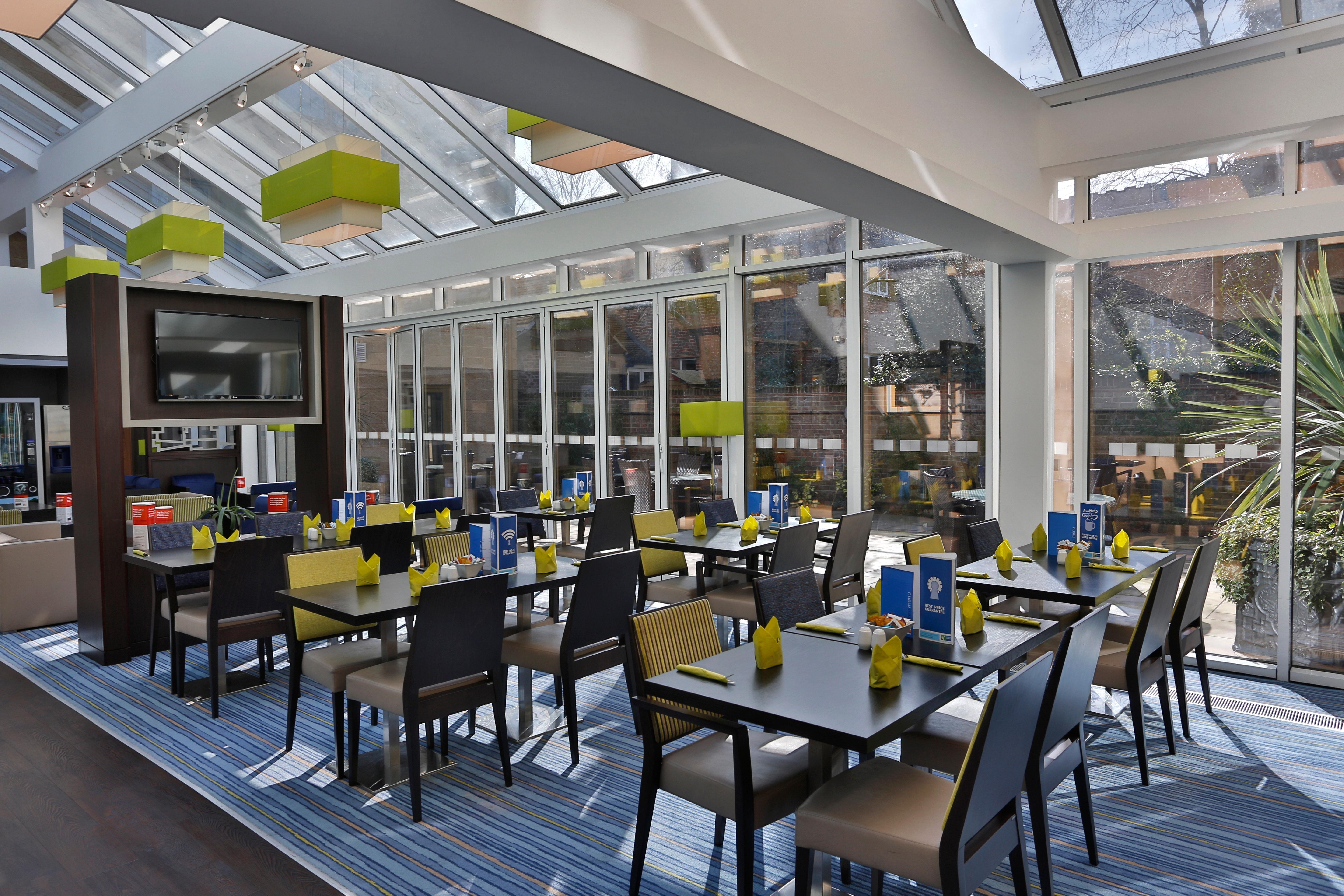 Holiday Inn Express Windsor By Ihg Exterior foto