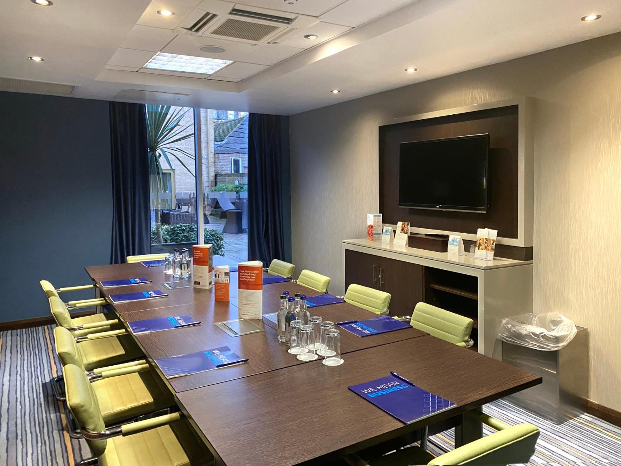 Holiday Inn Express Windsor By Ihg Exterior foto