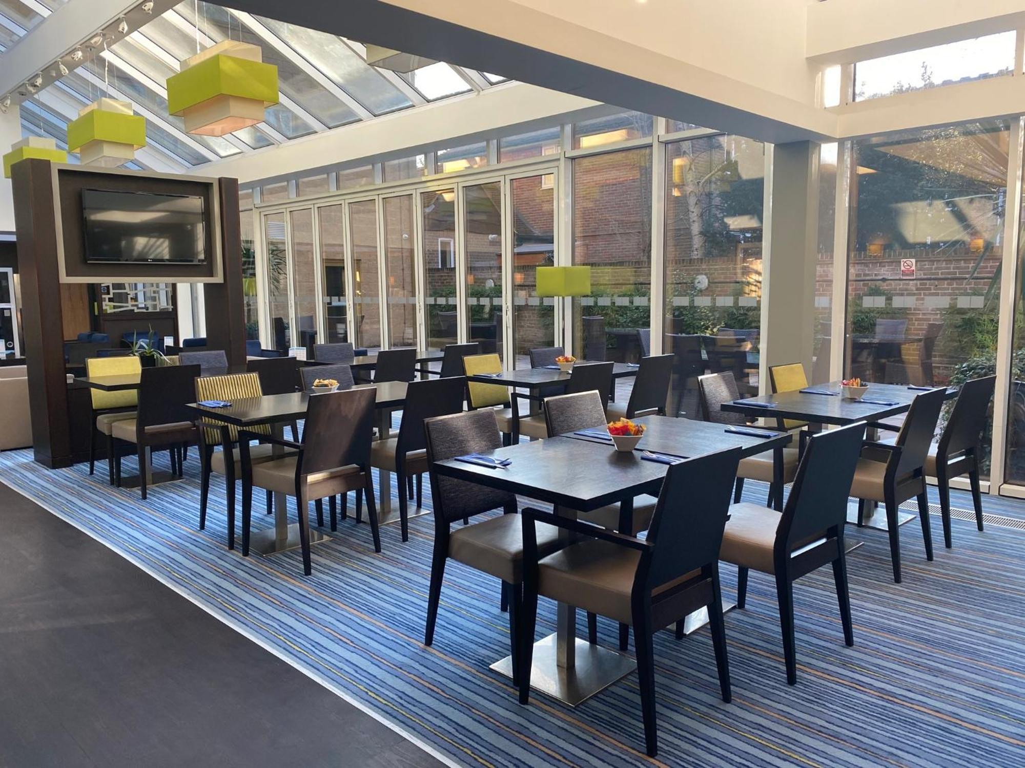 Holiday Inn Express Windsor By Ihg Exterior foto