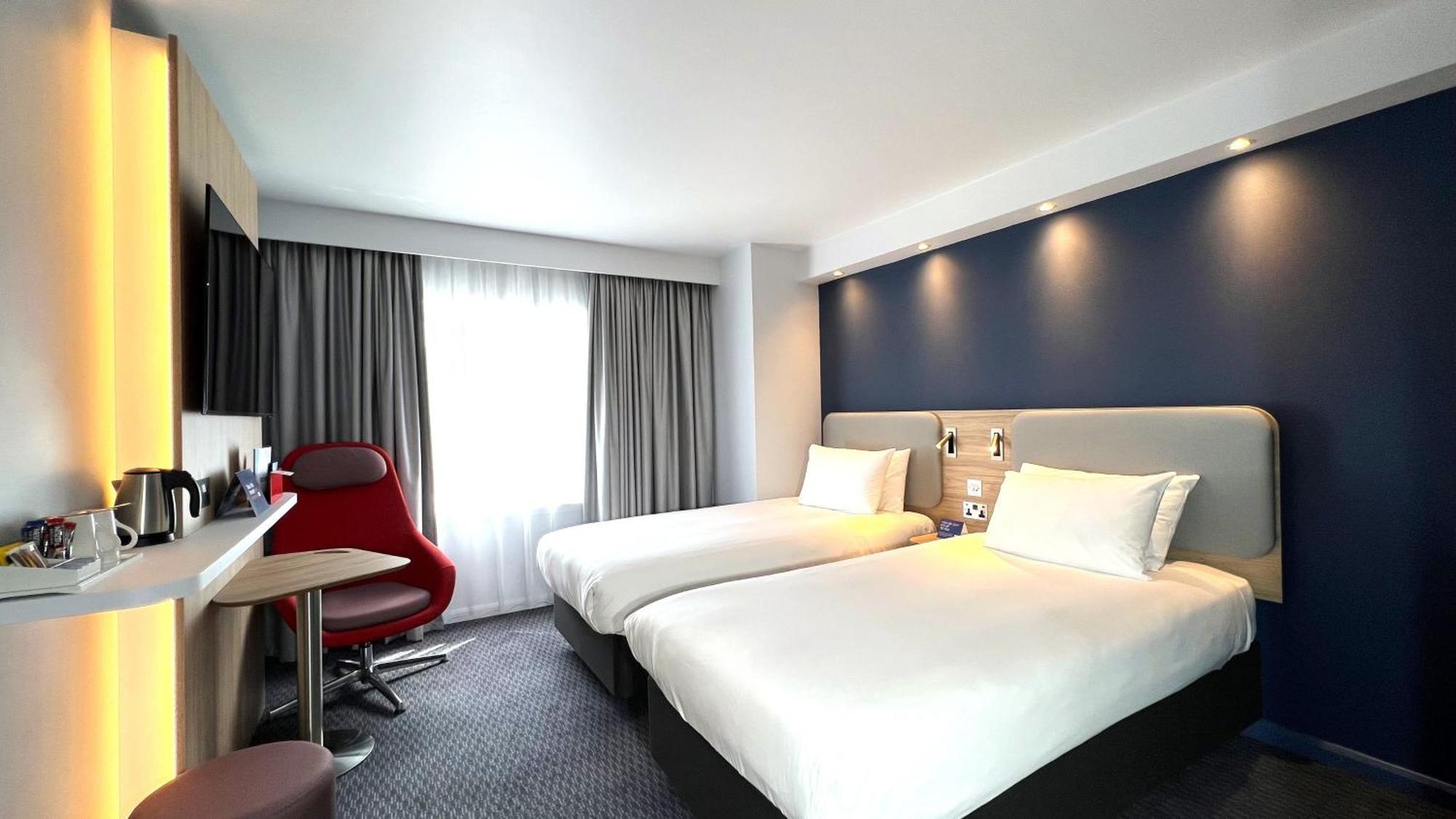 Holiday Inn Express Windsor By Ihg Exterior foto