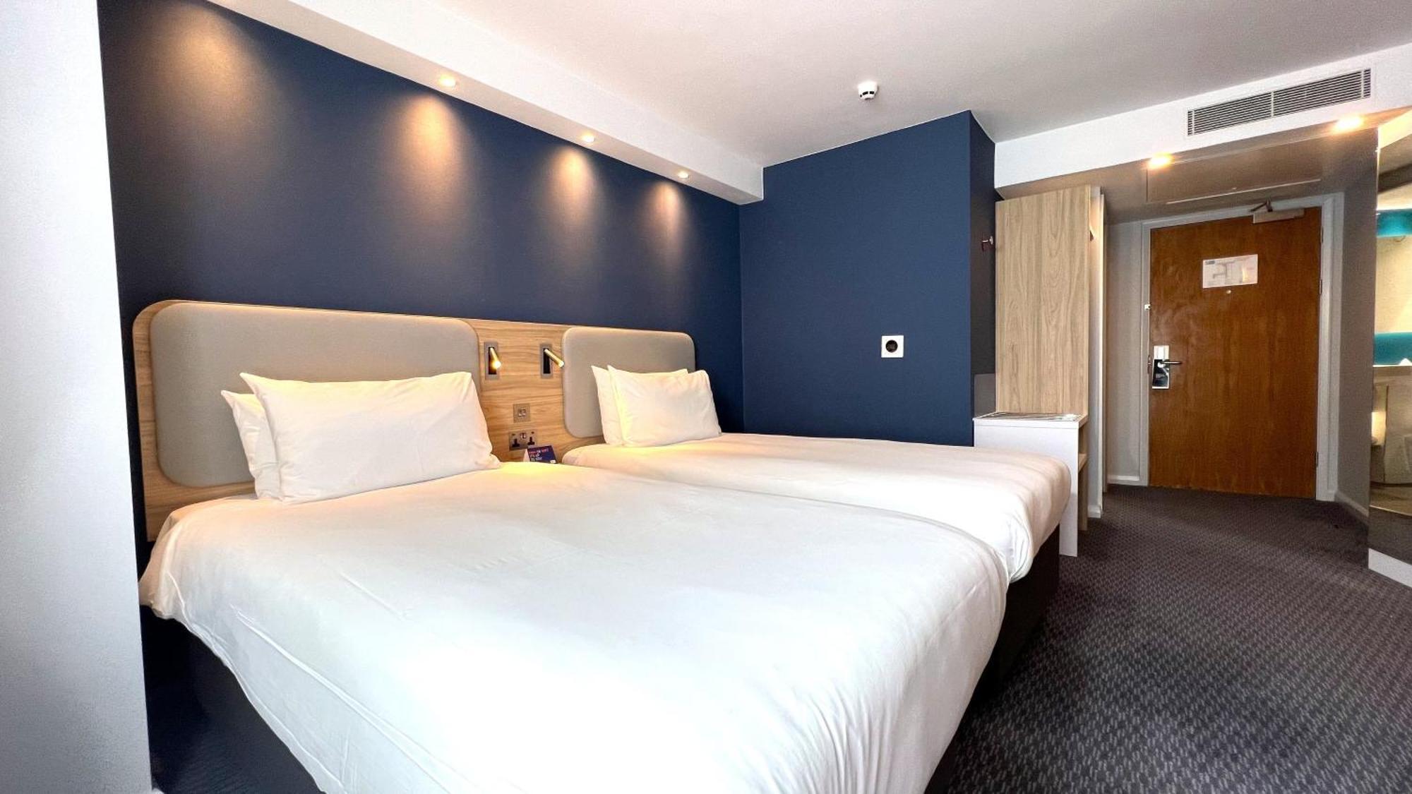 Holiday Inn Express Windsor By Ihg Exterior foto