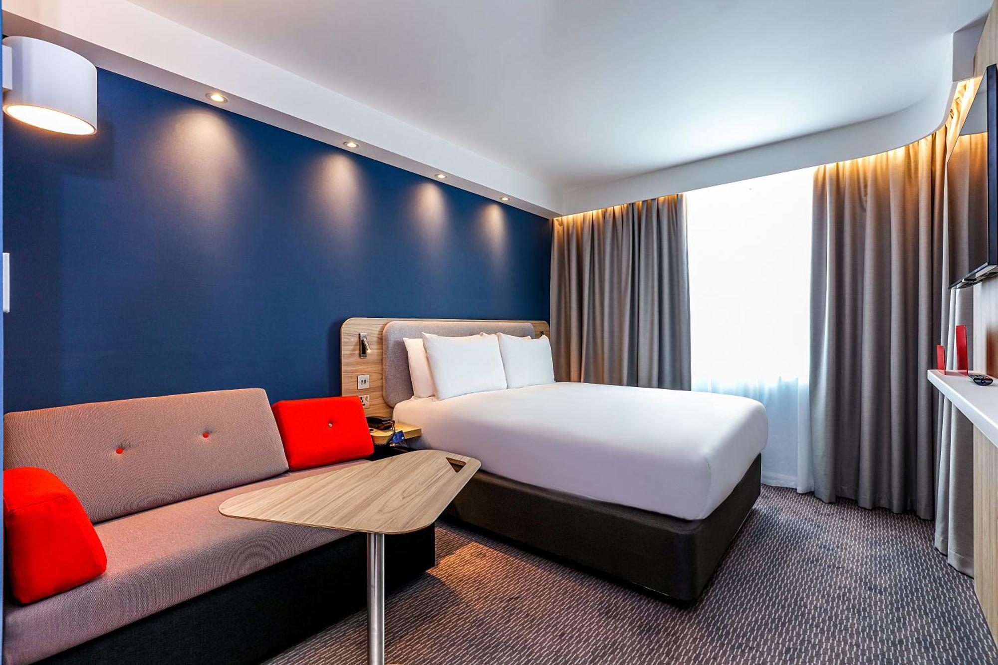 Holiday Inn Express Windsor By Ihg Exterior foto