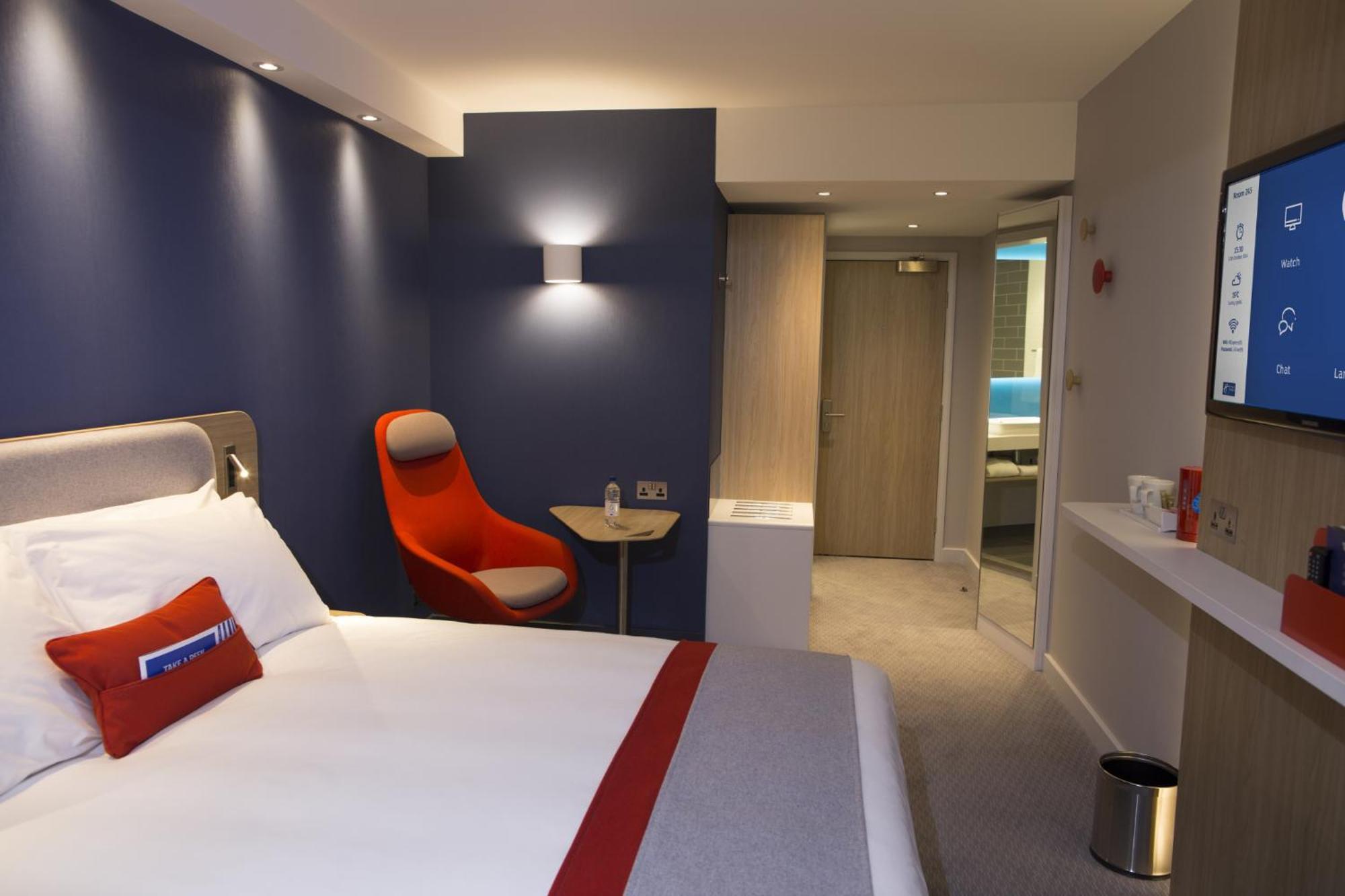 Holiday Inn Express Windsor By Ihg Exterior foto