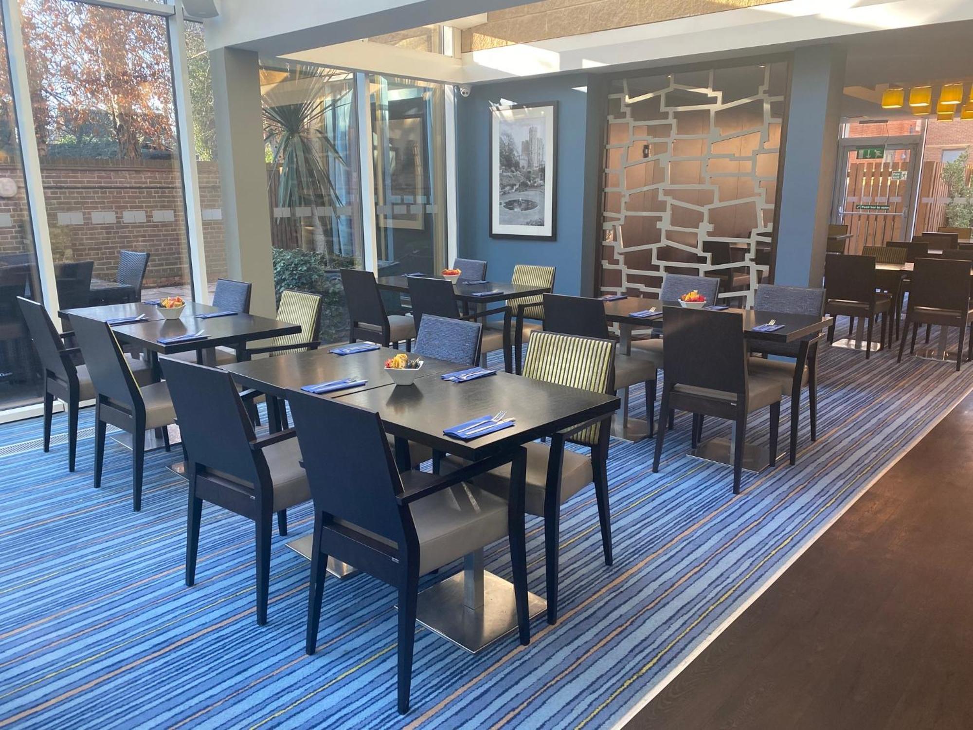 Holiday Inn Express Windsor By Ihg Exterior foto