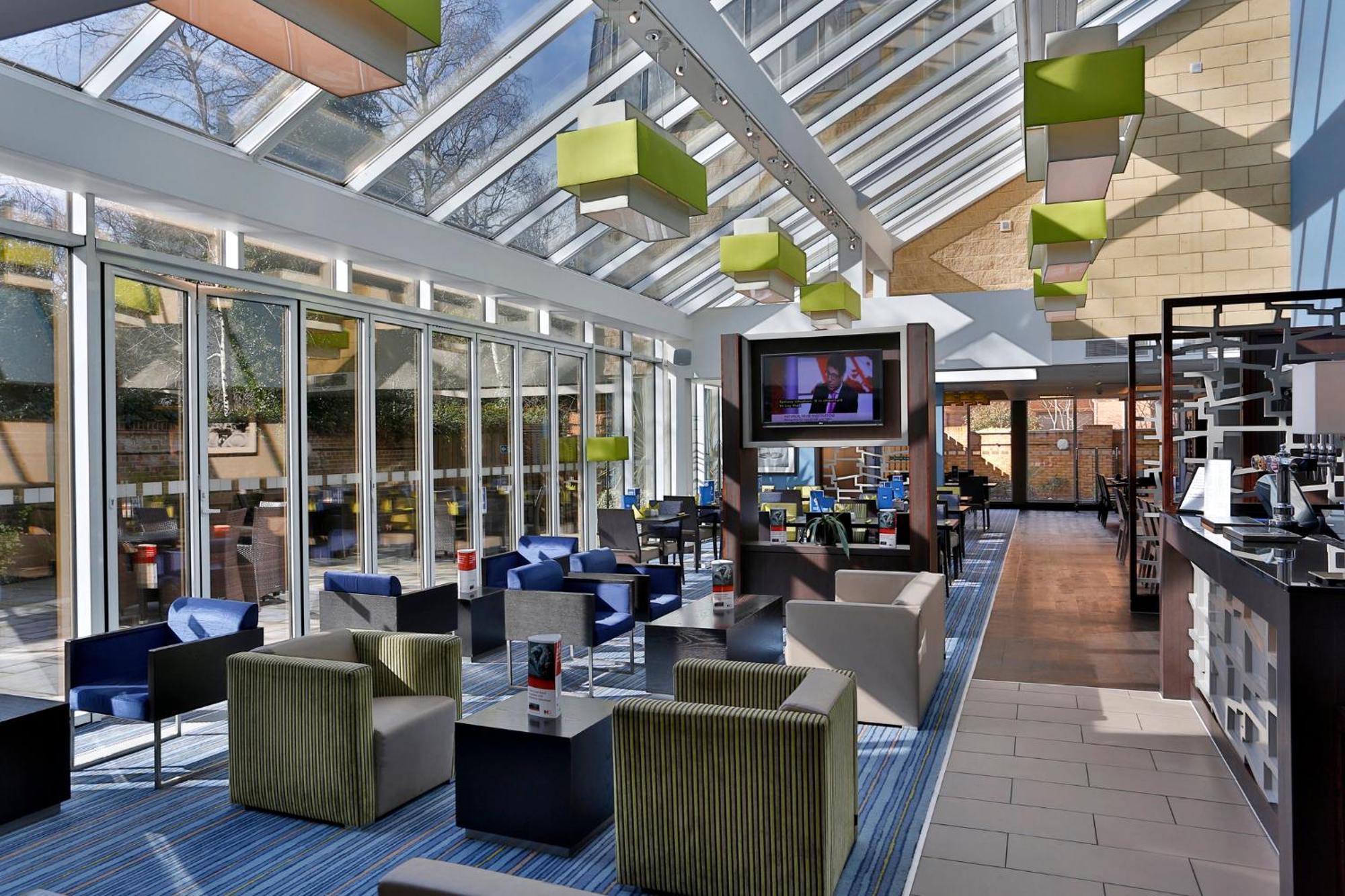Holiday Inn Express Windsor By Ihg Exterior foto