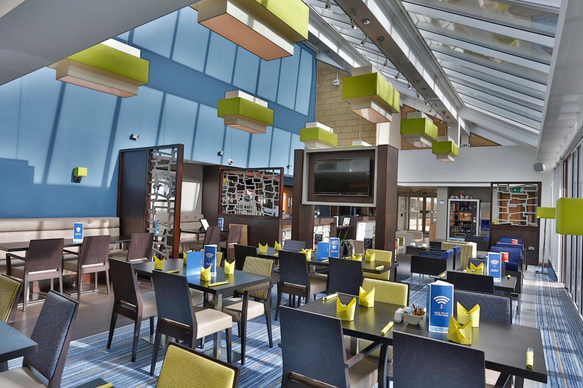 Holiday Inn Express Windsor By Ihg Exterior foto