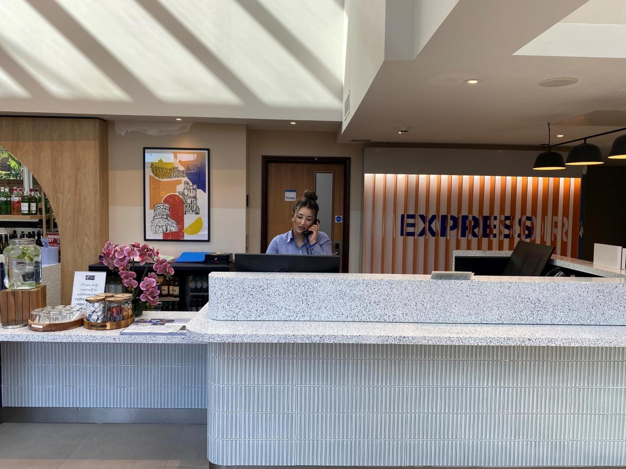 Holiday Inn Express Windsor By Ihg Exterior foto