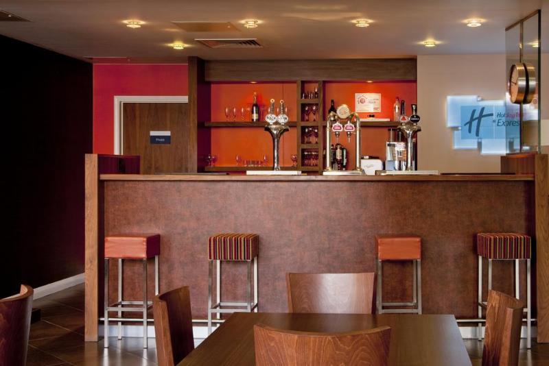 Holiday Inn Express Windsor By Ihg Exterior foto