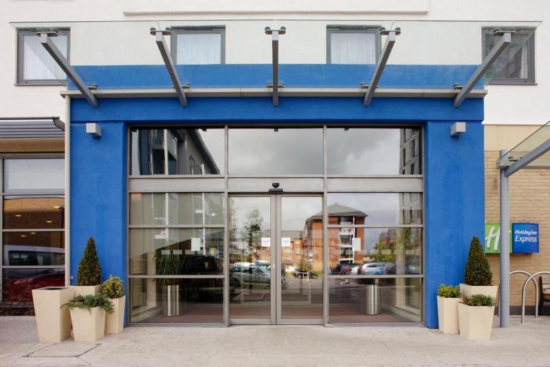 Holiday Inn Express Windsor By Ihg Exterior foto