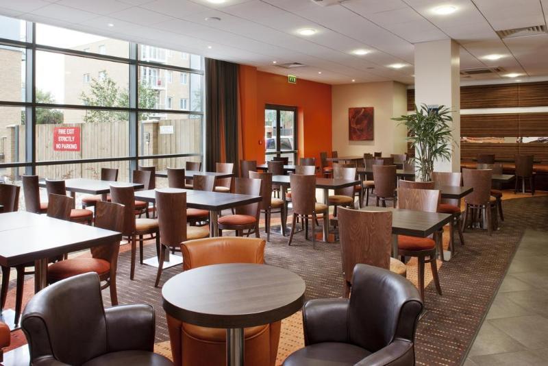 Holiday Inn Express Windsor By Ihg Exterior foto