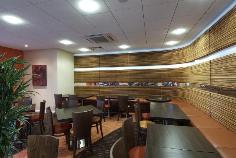 Holiday Inn Express Windsor By Ihg Exterior foto