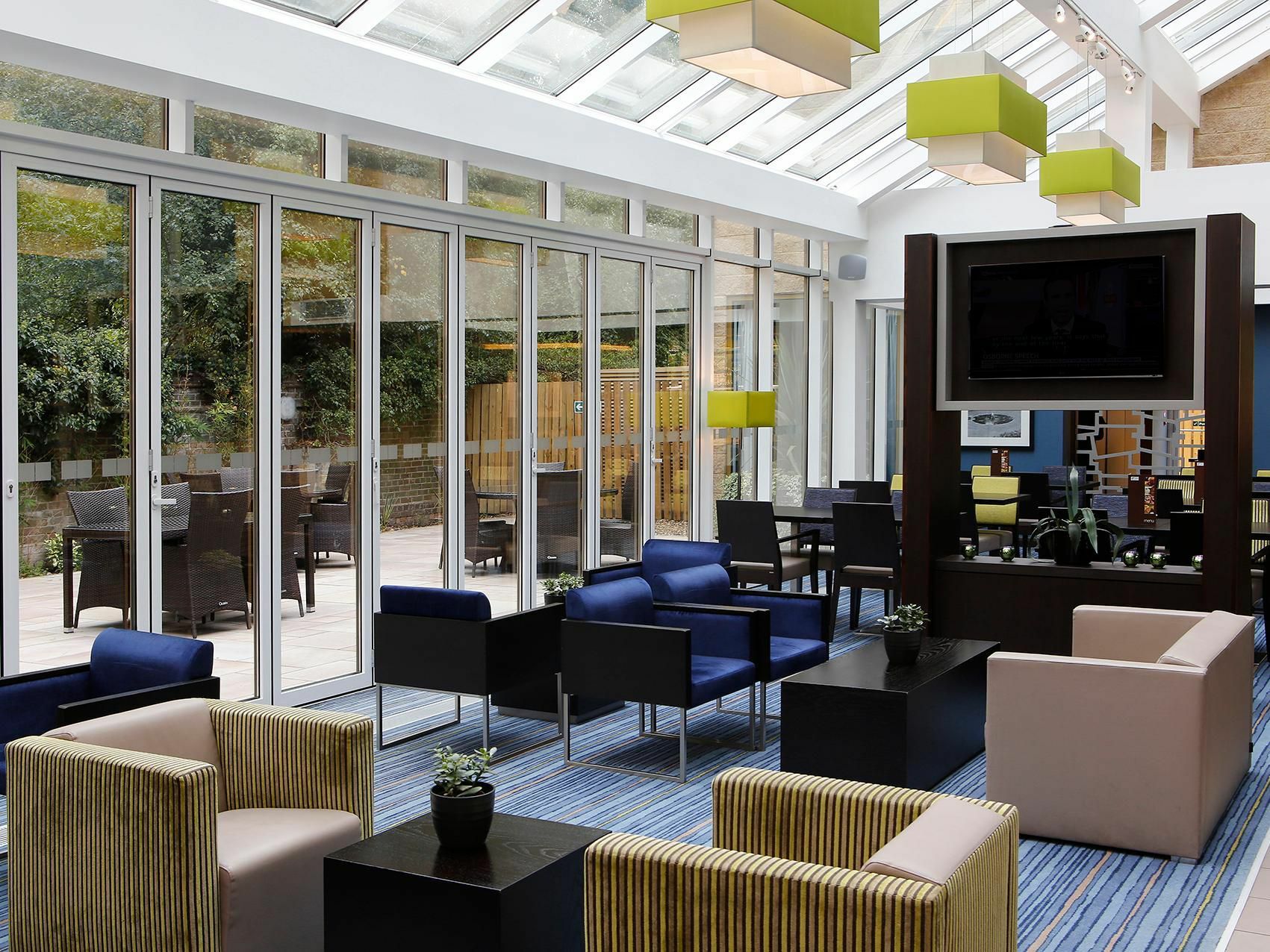 Holiday Inn Express Windsor By Ihg Exterior foto
