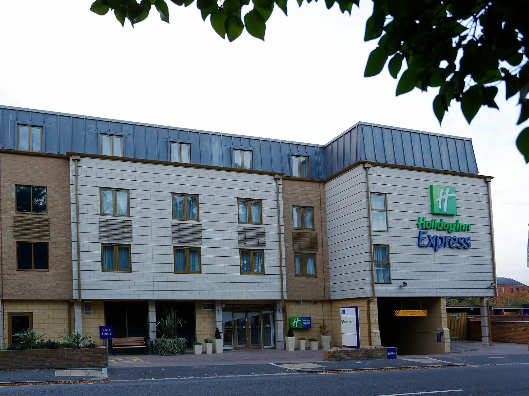 Holiday Inn Express Windsor By Ihg Exterior foto