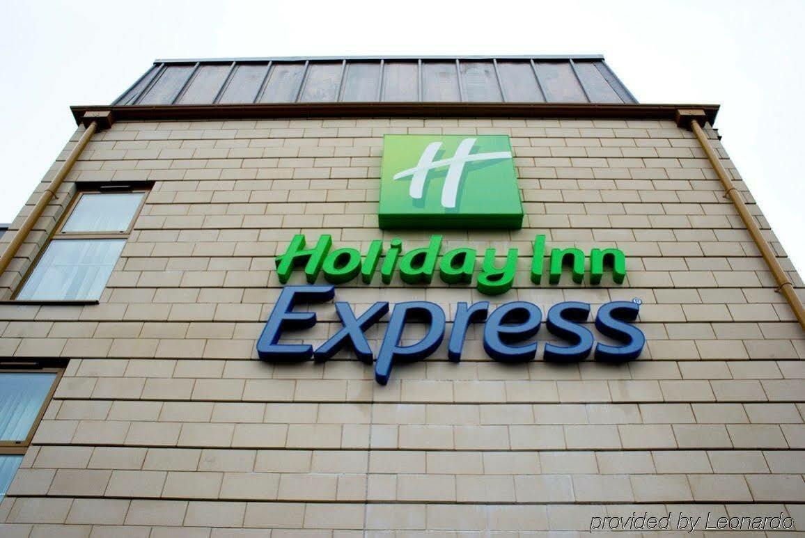 Holiday Inn Express Windsor By Ihg Exterior foto