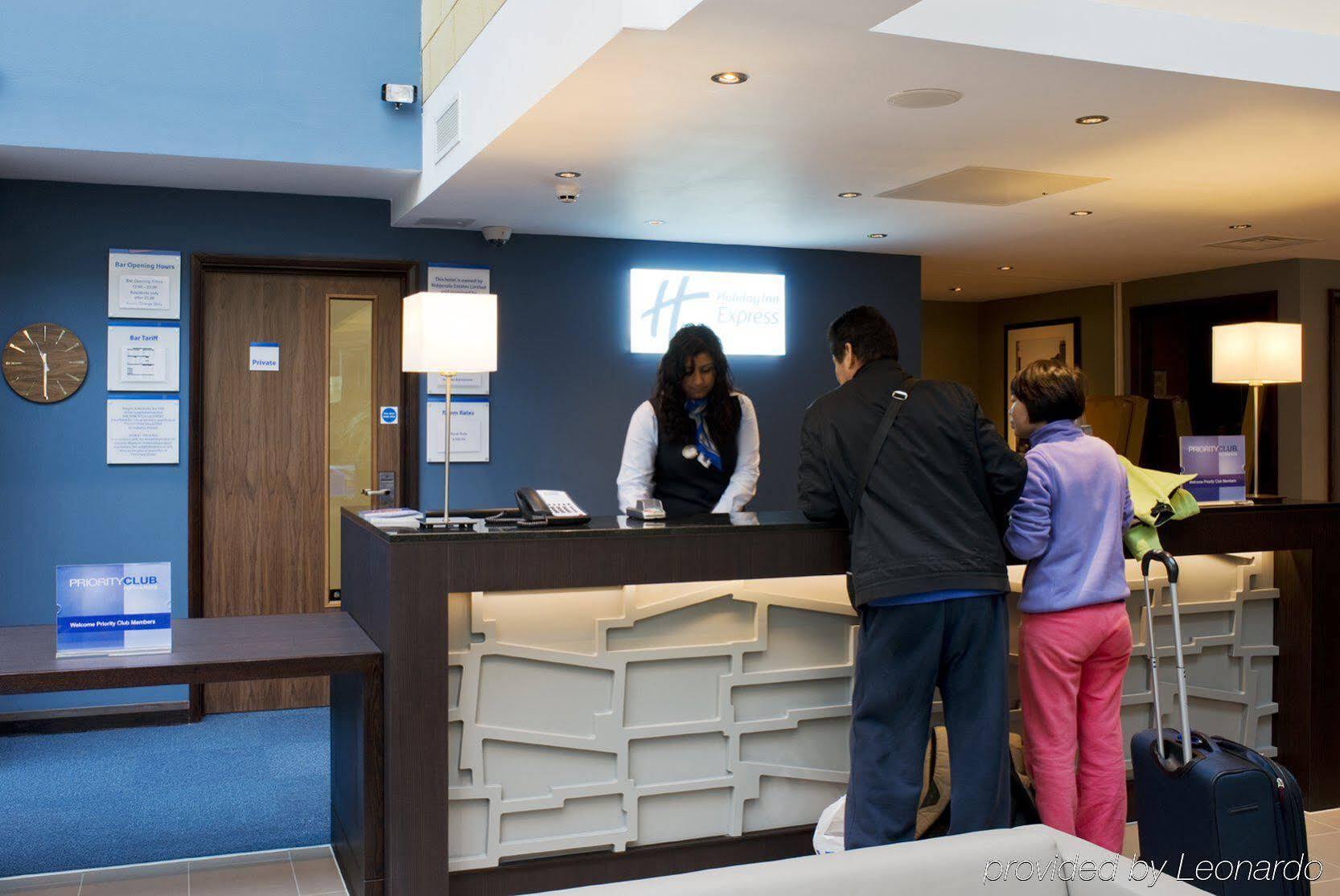 Holiday Inn Express Windsor By Ihg Exterior foto
