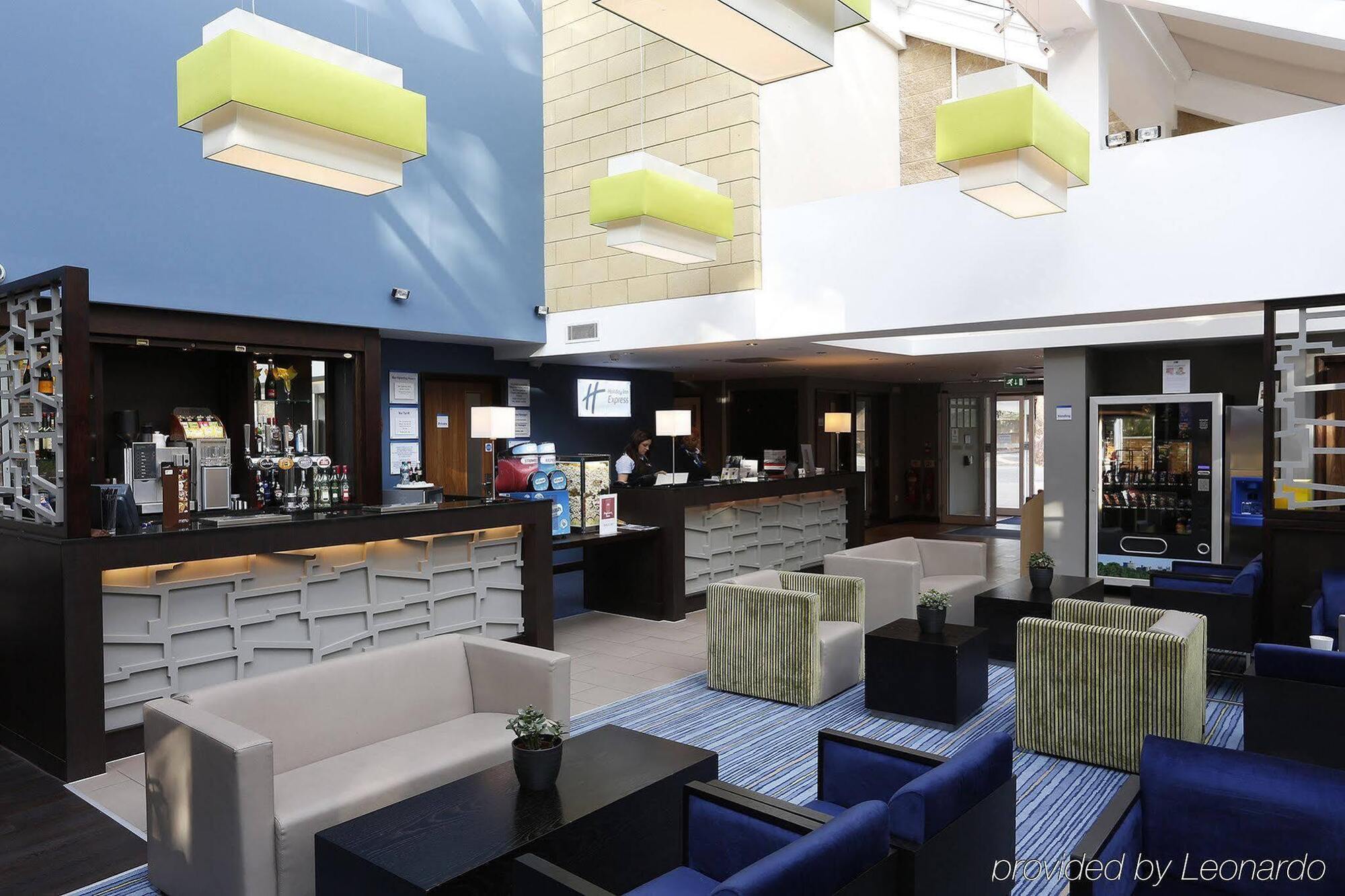 Holiday Inn Express Windsor By Ihg Exterior foto