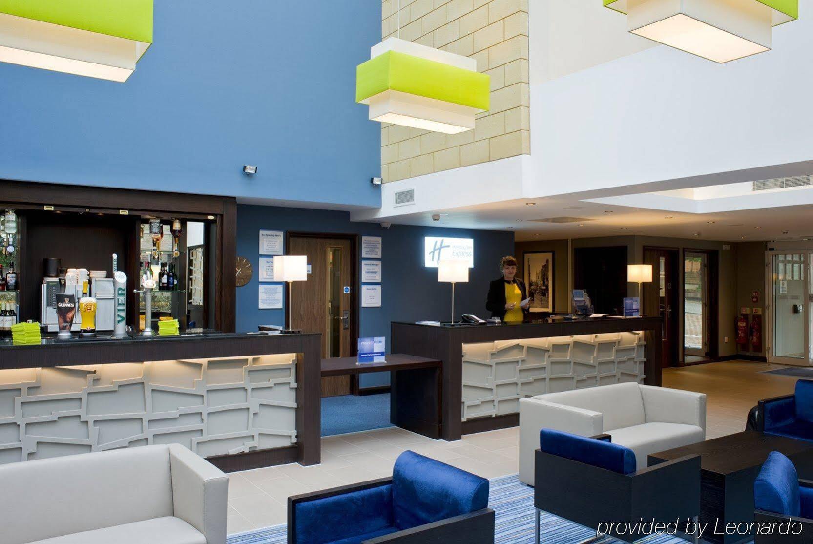 Holiday Inn Express Windsor By Ihg Exterior foto